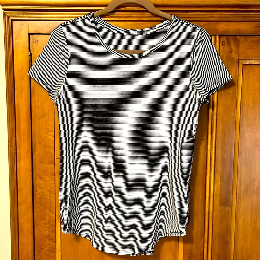 Lululemon Tee Shirt . . Very good condition